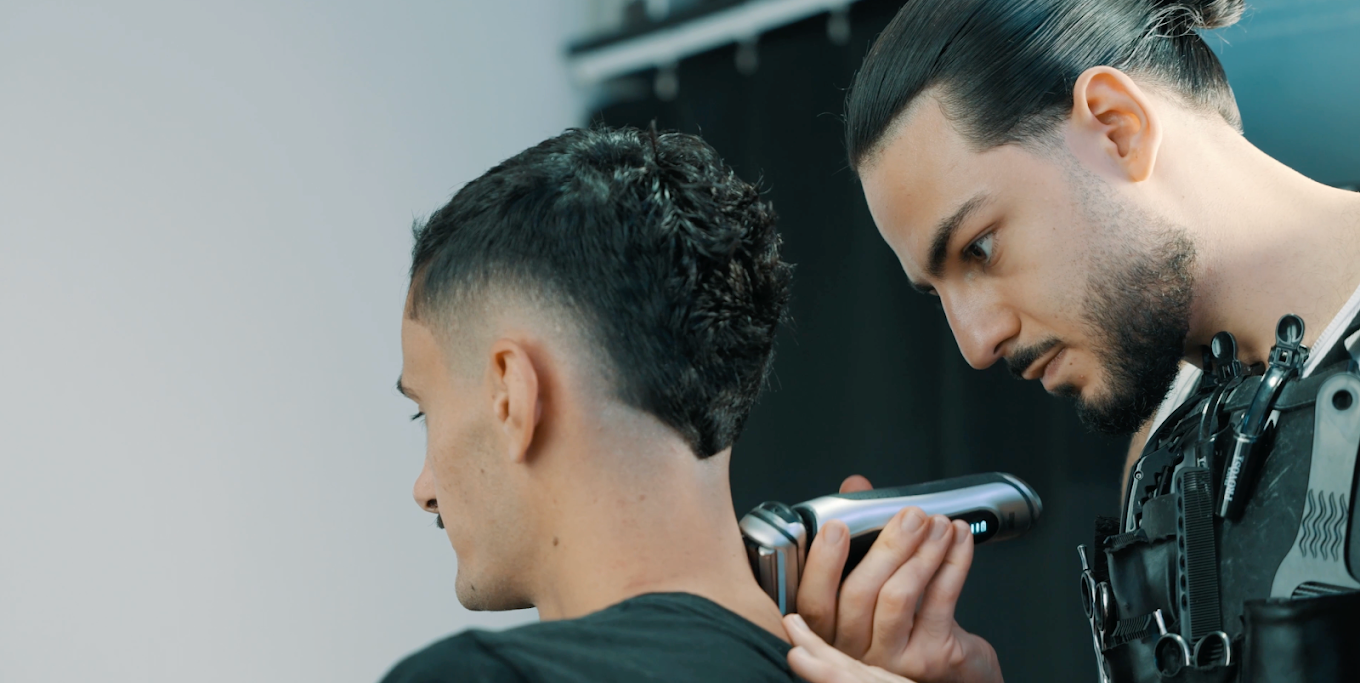 Oihan Barber au travail dans son salon